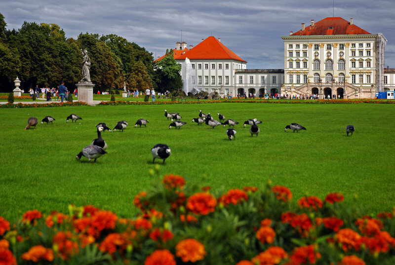 Нимфенбург (Schloss Nymphenburg) – дворцово-парковый ансамбль, загородная резиденция баварских курфюрстов и королей. Построен в 1664–1665 годах по проекту архитектора Агостино Борелли