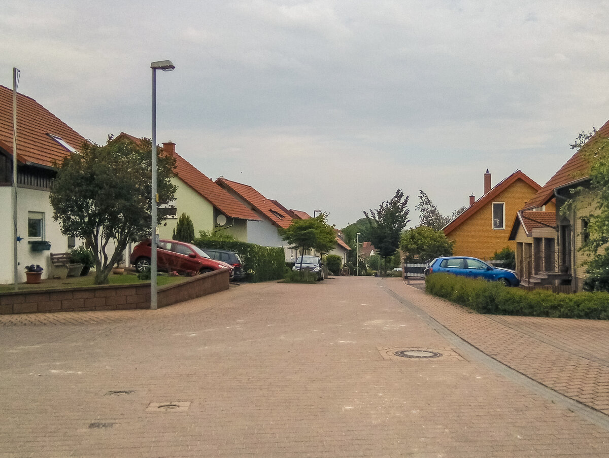 Все улицы вымощены плиткой и зеленые изгороди. 