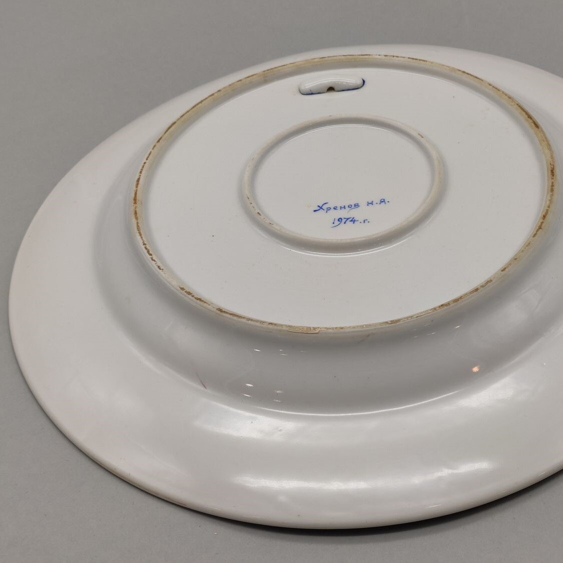 Николай Хренов. Блюдо «Жар-птица». 1974. Дулёво. Диаметр: 35,5 см. Аукционный дом «Вне Времени». Источник: ru.bidspirit.com 