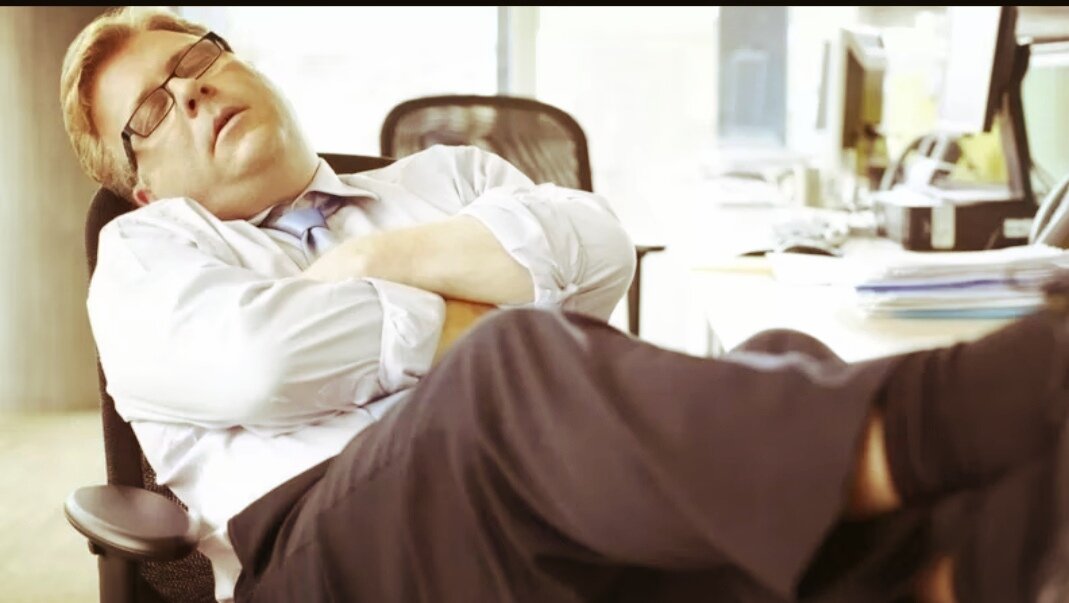 Как сладко спится на работе 