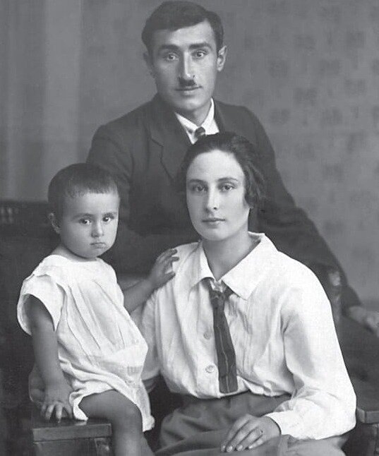 Отец - Арташес Григорьевич Асадьянц ( в дальнейшем сменил имя) и мать  - Лидия Ивановна Курдова