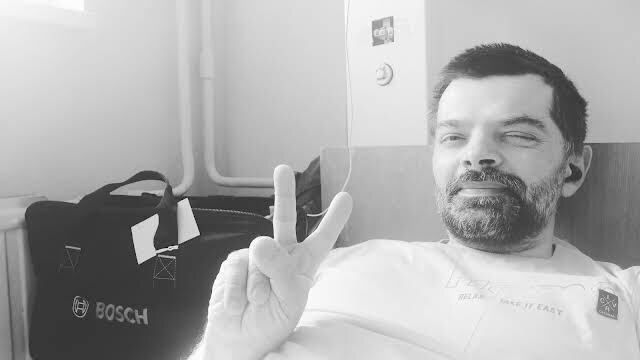 На фото Геннадий. Его канал в ютубе называется "Секта Мебельщиков".