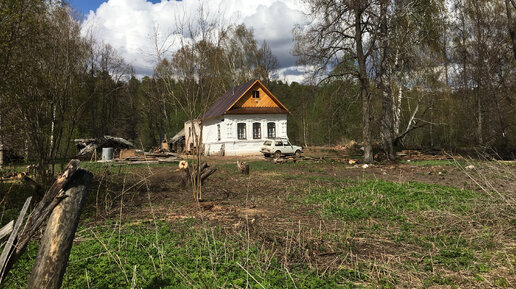 Сад около дома прадеда теперь не узнать. Уличный туалет стал комфортным