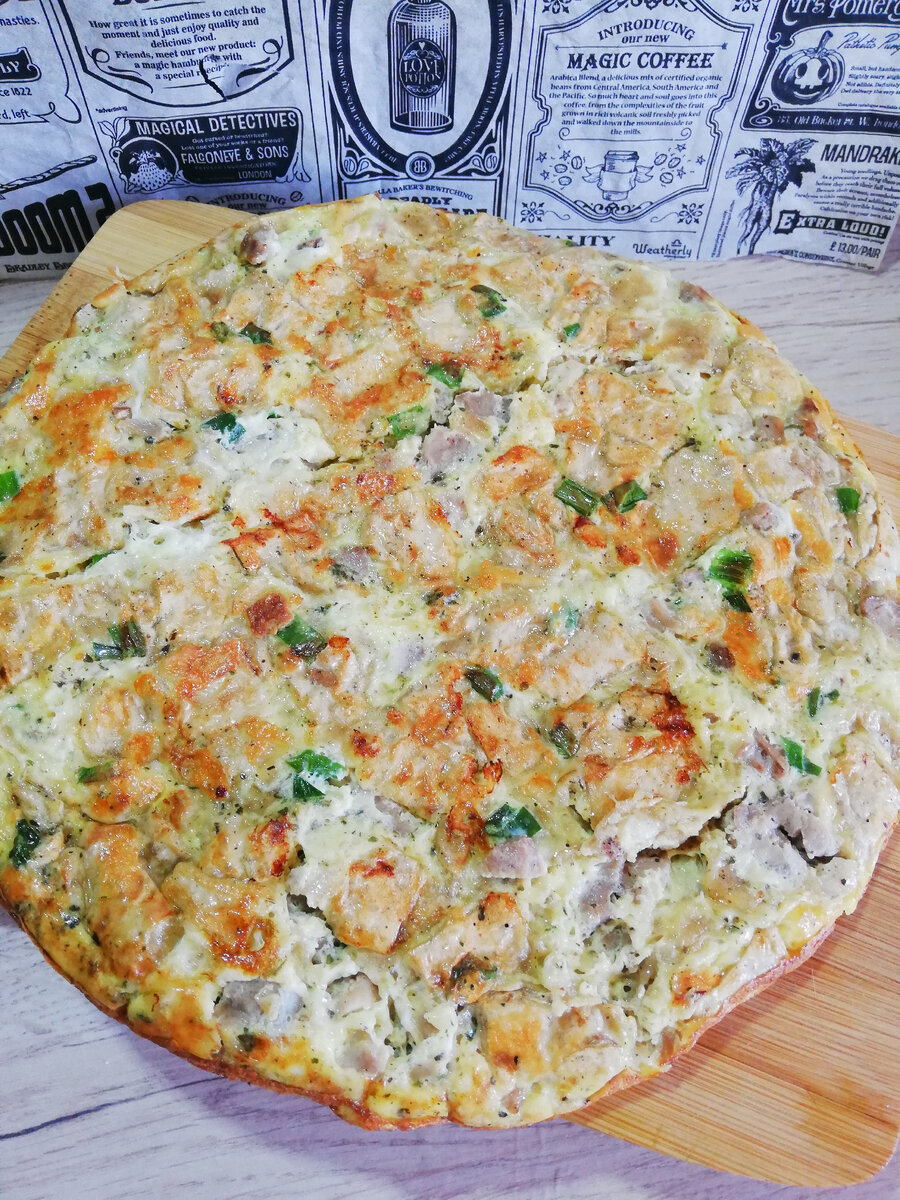 Приготовила на завтрак ленивую ачму. Готовить очень просто: лаваш б/д, 3 яйца, 150 мл молока 1% жирности, любое вареное мясо (у меня домашняя ветчина из курогрудки и утки) или покупная ветчина, сыр  50 гр ( у меня тильзитер, кстати, сыр для запеканок натираю, убираю в пакет и в морозилку, очень выручает, когда надо быстро приготовить), лук зеленый, соль,перец, специи домашние и зубчик чеснока. Сотейник смазываю маслом и на небольшом огне готовлю до золотой корочки, переворачиваю с помощью тарелки и готовлю вторую сторону.