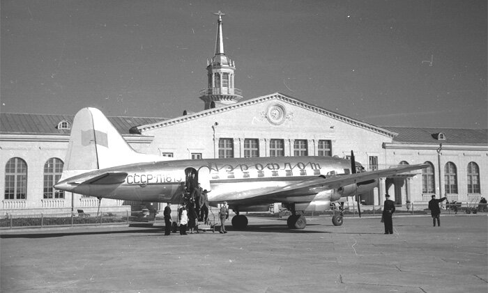 Советский авиалайнер Ил-12, поступивший в эксплуатацию в 1947 г.