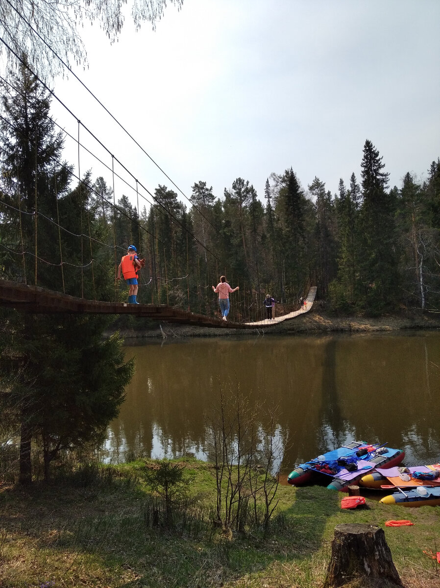 Этот мост не в деревне, он сделан на туристической тропе.
