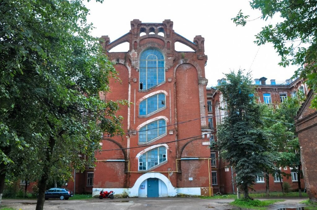 Фото с сайта: https://www.karavantver.ru/parizh-czvetet-i-sypletsya/ 