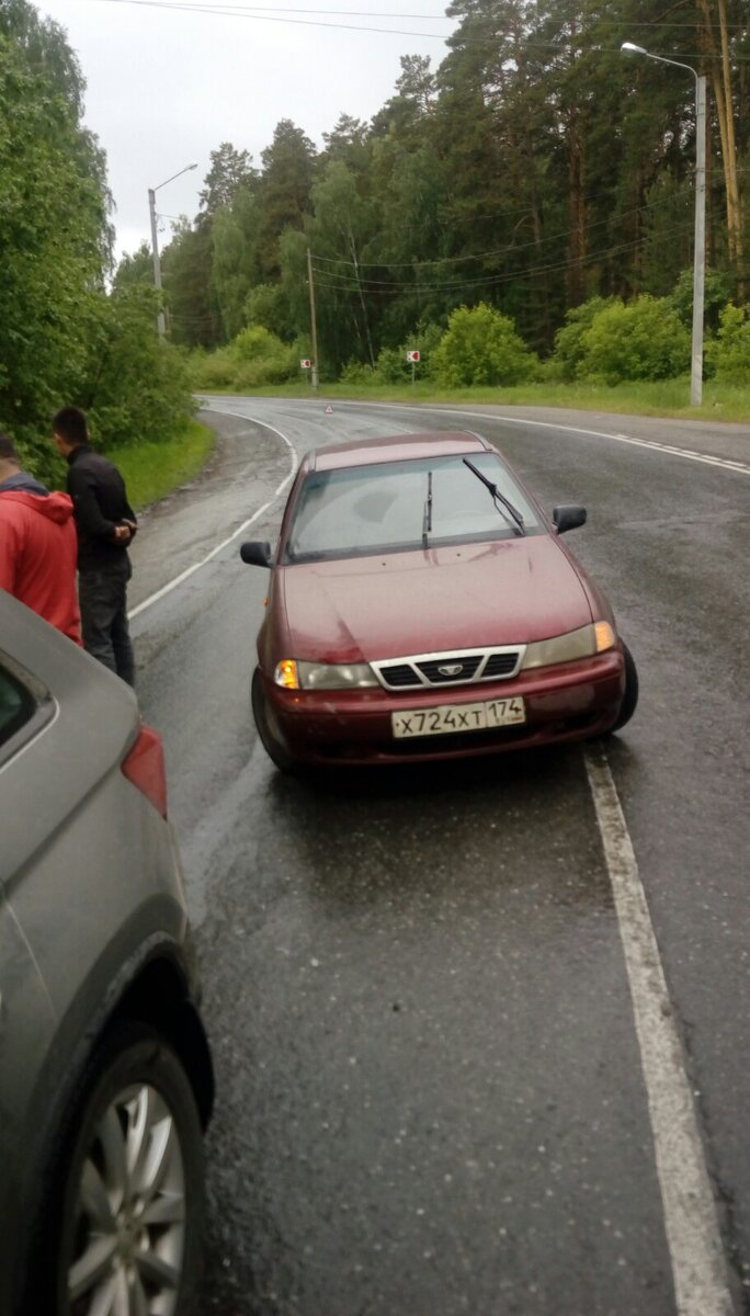 Вот и поворот со спуском и мокрой дорогой