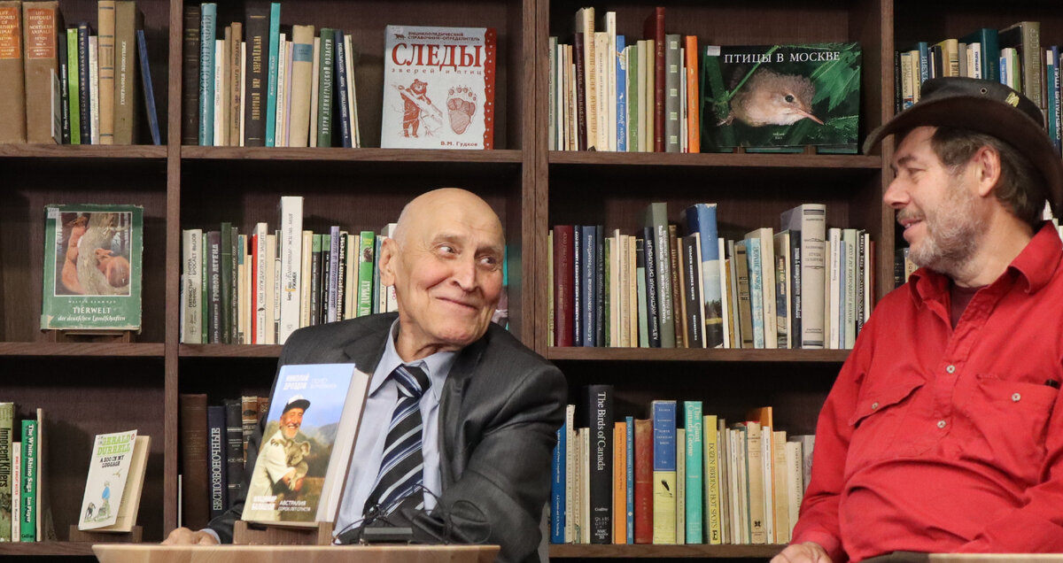 Николай Дроздов и Владимир Балашов на презентации книги «Полет бумеранга. Австралия. Сорок лет спустя» делятся с читателями историями о загадочном континенте
