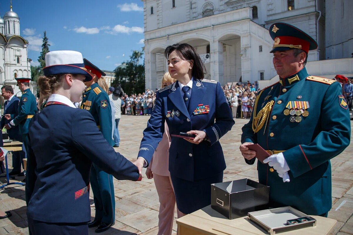 Замминистра обороны РФ Татьяна Шевцова поздравляет выпускницу