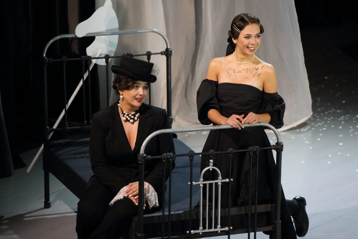 Ещё мудрая Анна и пока ещё глупенькая Китти