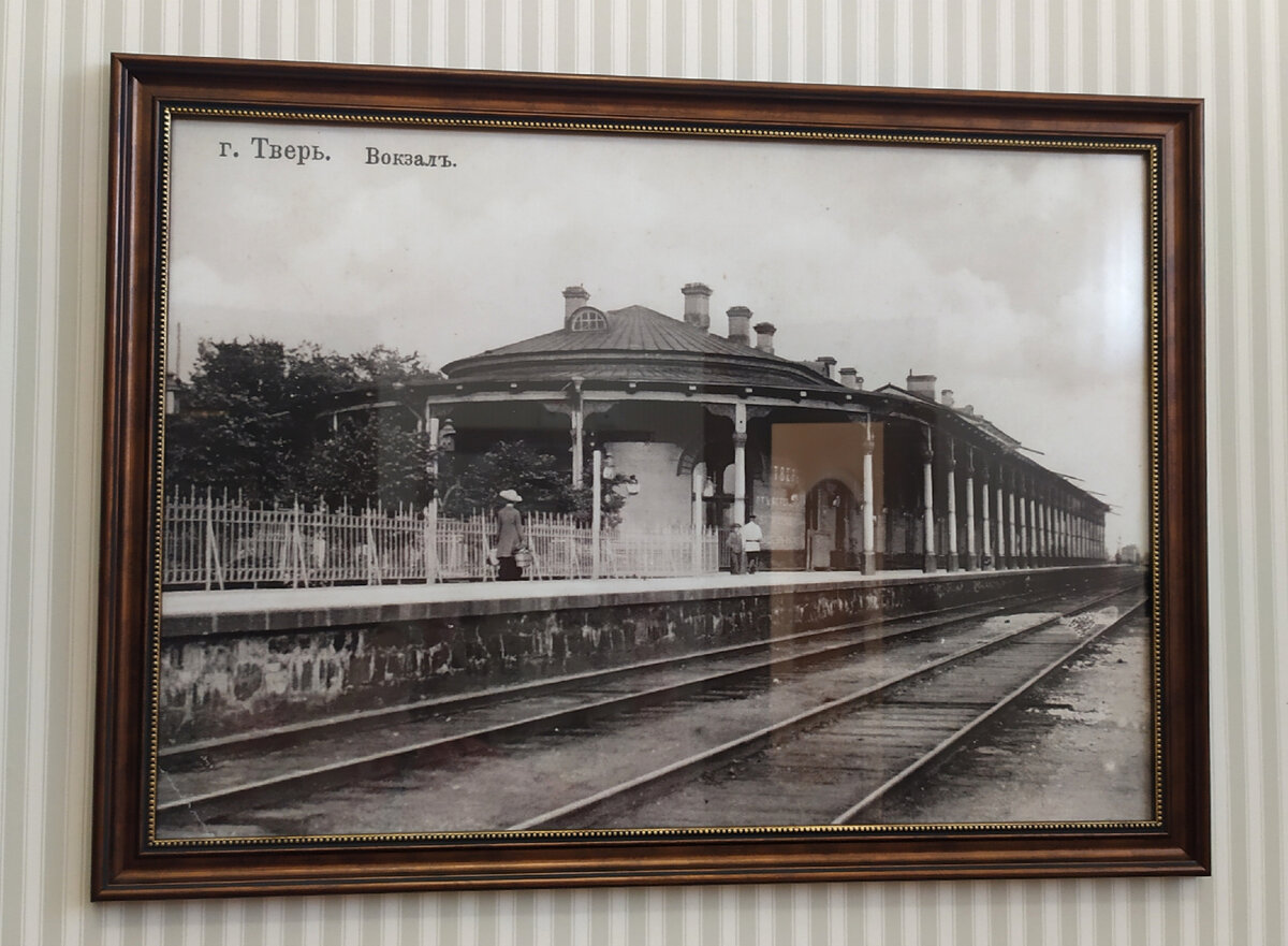 Фотография вокзала на стене одного из залов музея.
