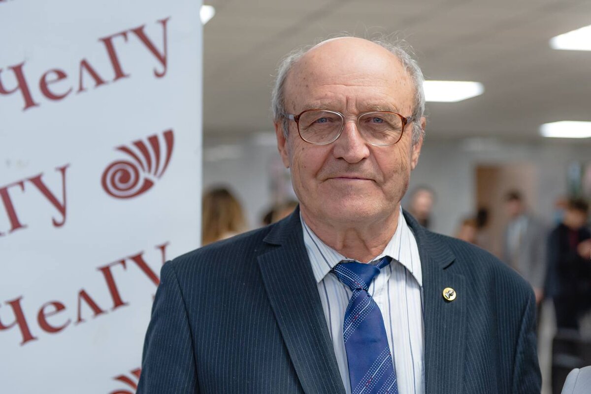 Гусев владимир васильевич вгу. Кадушев владимир босхаевич. Отметить профессор. Синческул профессор. Уткин вогу.