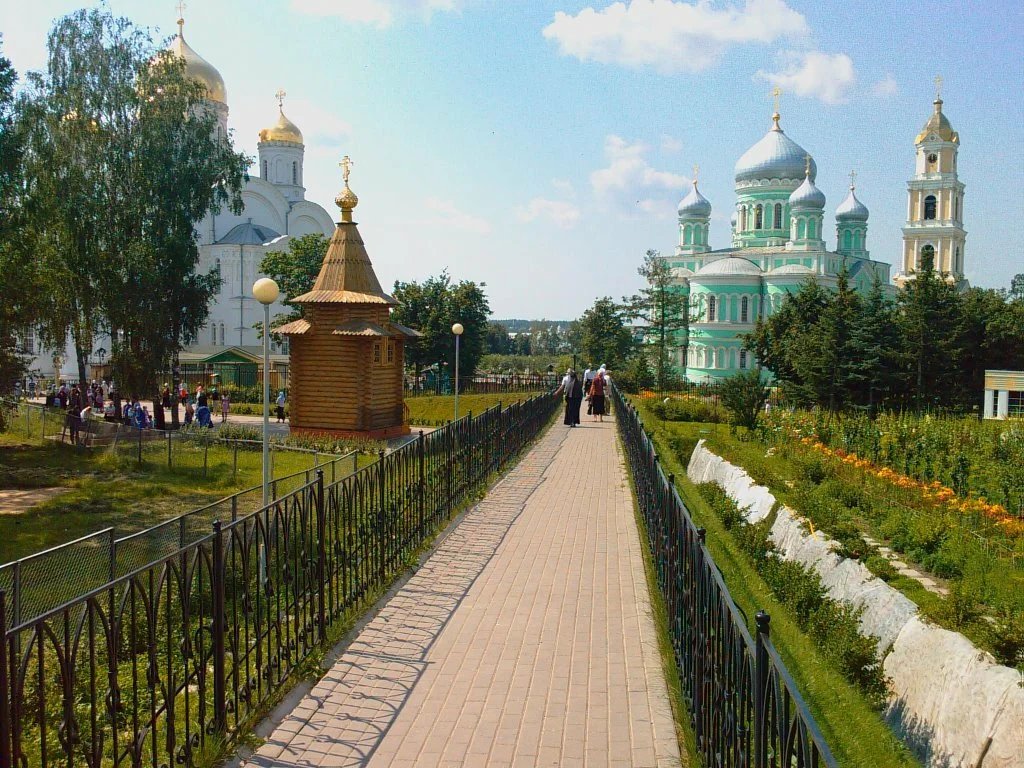 Канавка в дивеево история возникновения. Дивеевский монастырь святая канавка. Дивеево монастырь канавка богородицы. Дивеевский монастырь святая канавка. Канавка в дивеево история возникновения.