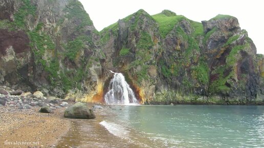 Водопад у мыса Севрюга на острове Уруп