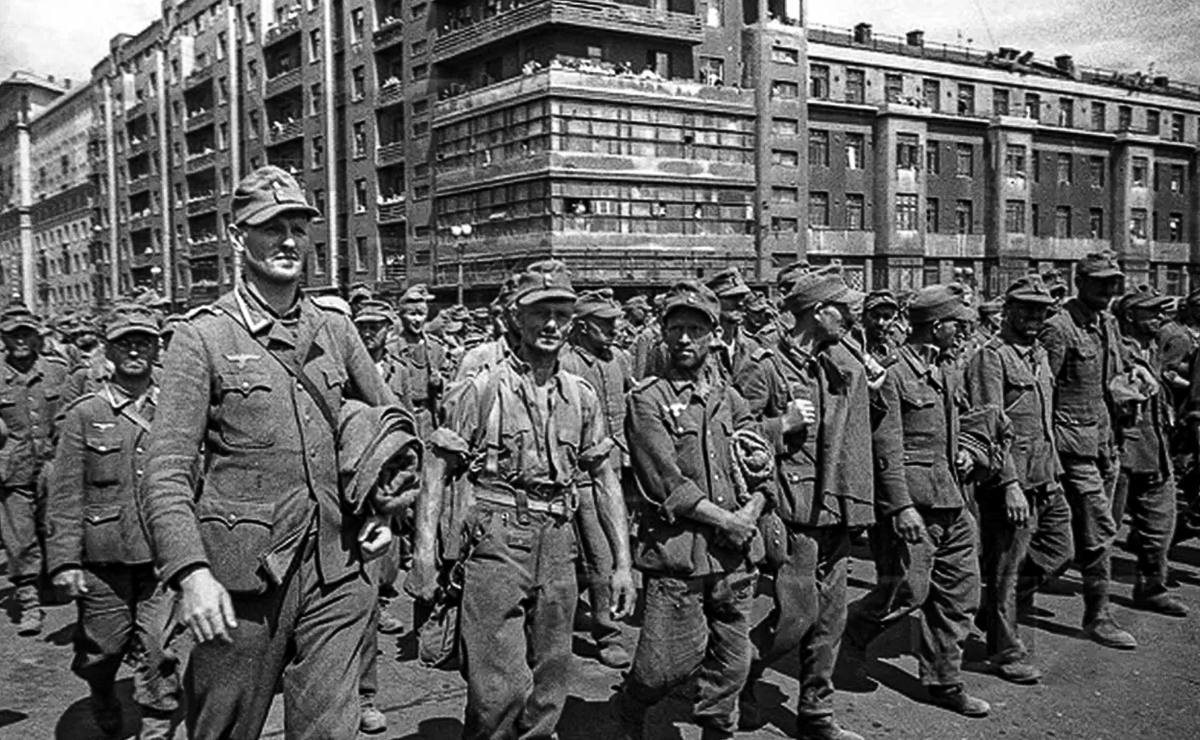 Вермахта в москве. Парад побежденных 17 июля 1944 года. Парад пленных немцев в Москве 1944. Шествие немецких военнопленных в Москве 1944. "Большой вальс" - парад пленных немцев в Москве.