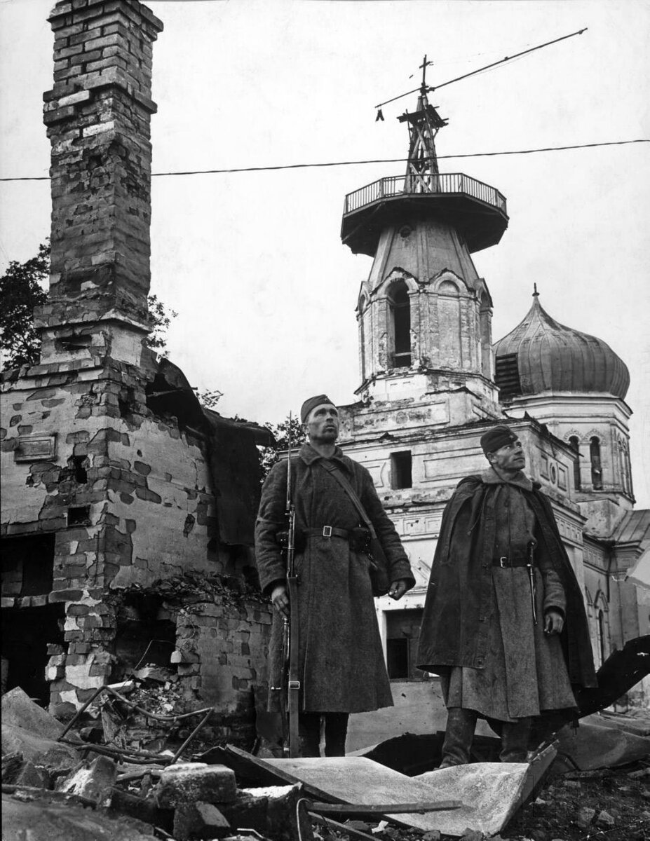 Красноармейцы у пострадавшей Воскресенской церкви в Ельне, 1941 // Маргарет Бурк-Уайт / livejournal.com