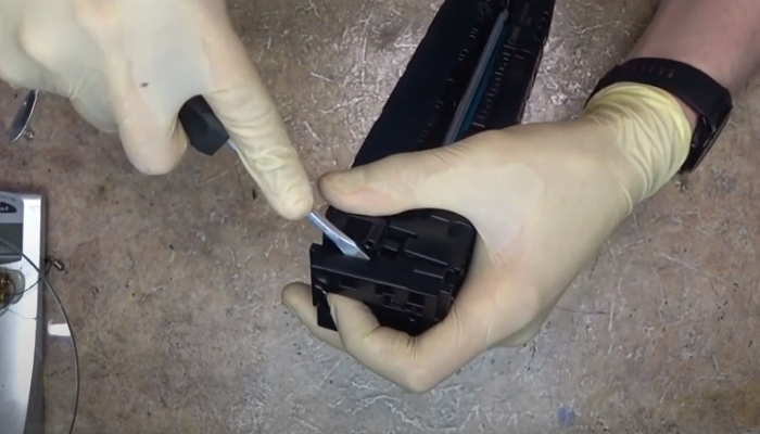 Фото 5. Вставляем плоскую отвертку под крышку