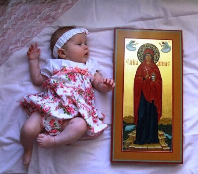 На Руси к таинству крещения младенца родители заказывали у мастера мерную икону с изображением святого-покровителя, который будет на протяжении всей жизни охранять ребенка.-2