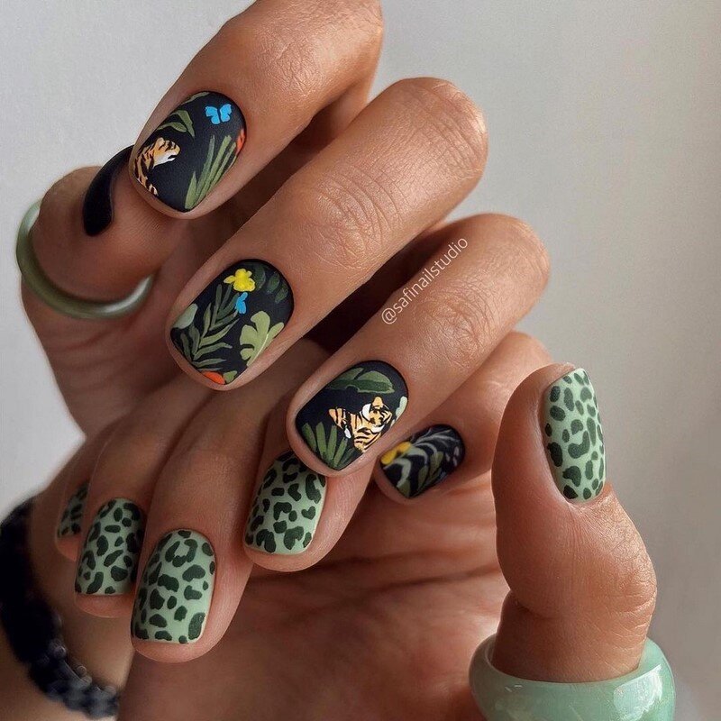 Перечисленные техники маникюра будут активно применяться в новинках нейл-арта на осень-зиму, являясь легким и доступным способом получить желанные и долгожданные рисунки в маникюре осень-зима (в частности, техника стемпинг, а также слайдеры и наклейки). Или же при помощи упомянутых техник маникюра можно получить хорошую подложку, на которой получатся идеальные выразительные рисунки для модного дизайна осень-зима.