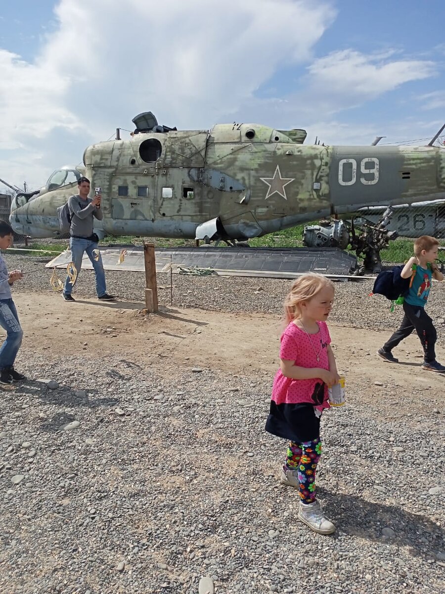 Вертолет тоже приземлился перекантоваться с ремонтом. А вот тут не знаю, шутка или нет. Вертолет потом куда-то делся.
