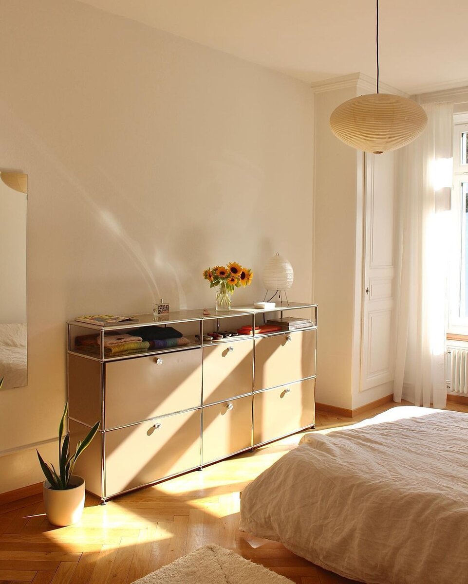 Квартира с интересной и немного странной мебелью. Здесь есть диван ...