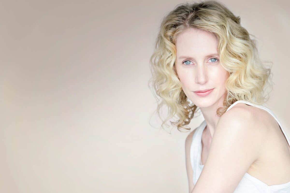     Метавселенная, индивидуализированная пластика и отмена старения: 10 главных трендов в косметологии в 2022 году