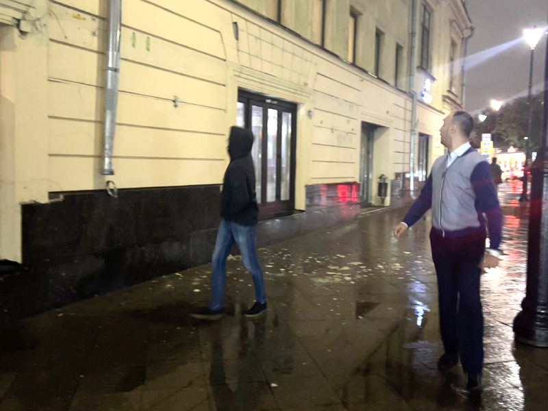    В центре Москвы облицовка здания едва не упала на прохожих