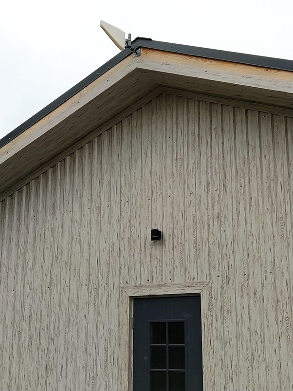 Внешняя антенна принимает сотовый сигнал и передает в систему усиления связи.  