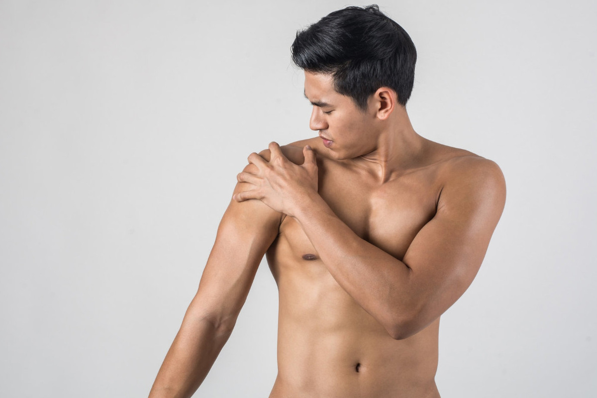     Тренировка эта плечи покалечит: 3 упражнения в зале, которые приносят только вред