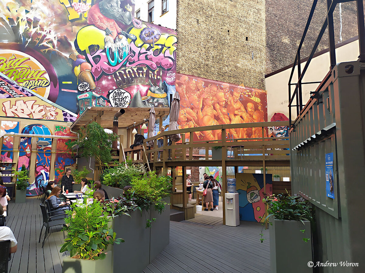 Разрисованная стена дома, под которой расположена летняя площадка ресторана «Цунами» на Лиговском проспекте