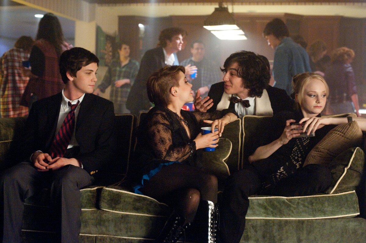 Над фильмом. Хорошо быть тихоней / the Perks of being a Wallflower (2012). Логан Лерман хорошо быть тихоней. Эзра Миллер хорошо быть тихоней. Чарли Логан Лерман.