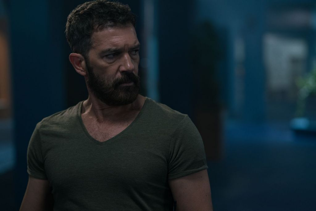 Антонио Бандерас в роли военного