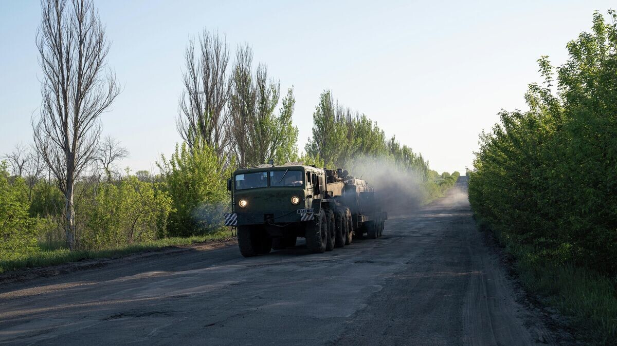    Грузовик с украинской бронетехникой в Донецкой области© AP Photo / Evgeniy Maloletka
