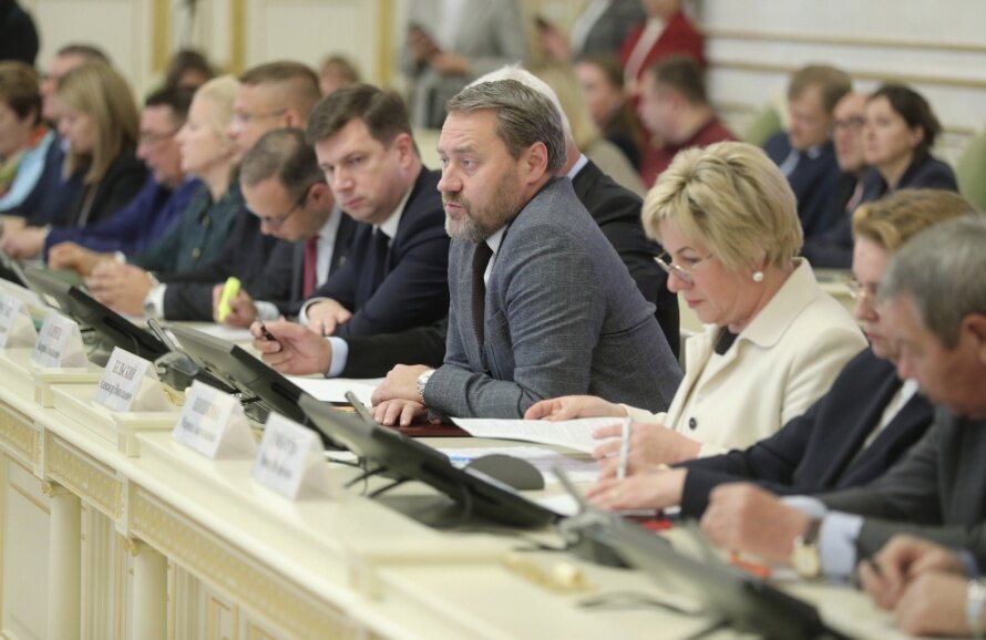     Фото: Пресс-служба ЗакСа Александр Бельский во главе стола