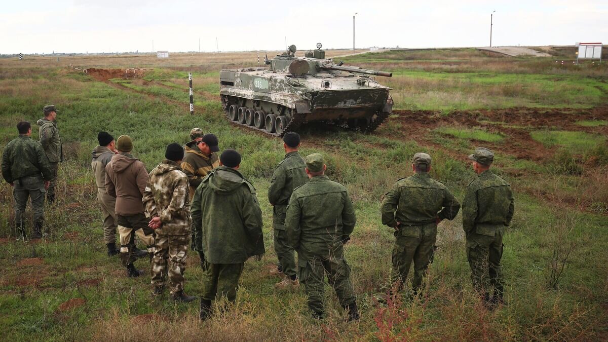    Военнослужащие из числа мобилизованных во время отработки навыков управления БМП-3 на военных сборах в Волгоградской области© РИА Новости / Кирилл Брага
