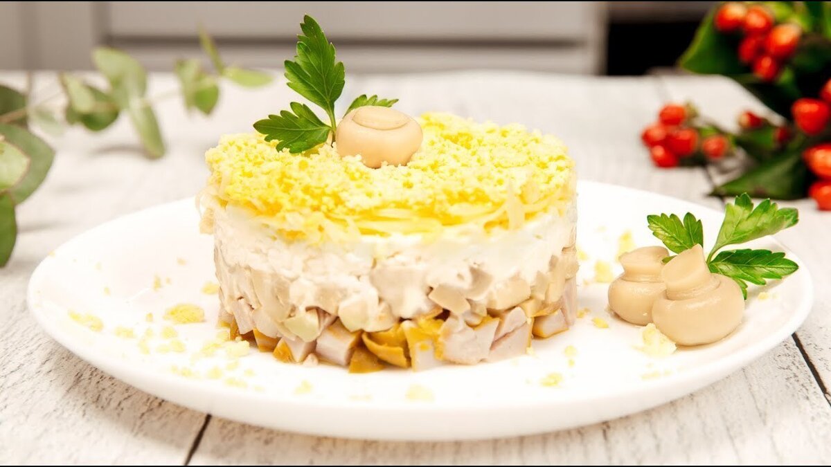Рецепт: Слоеный салат с куриным филе, грибами и кукурузой - С грибами и куриным филе