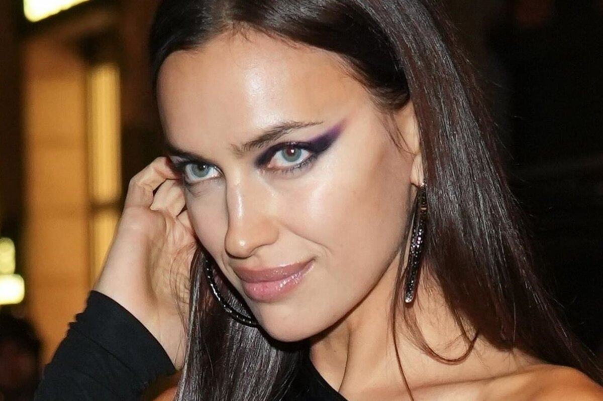     «Похожа на поп-звезду!»: Ирина Шейк в гламурном платье с декольте восхитила фанатов