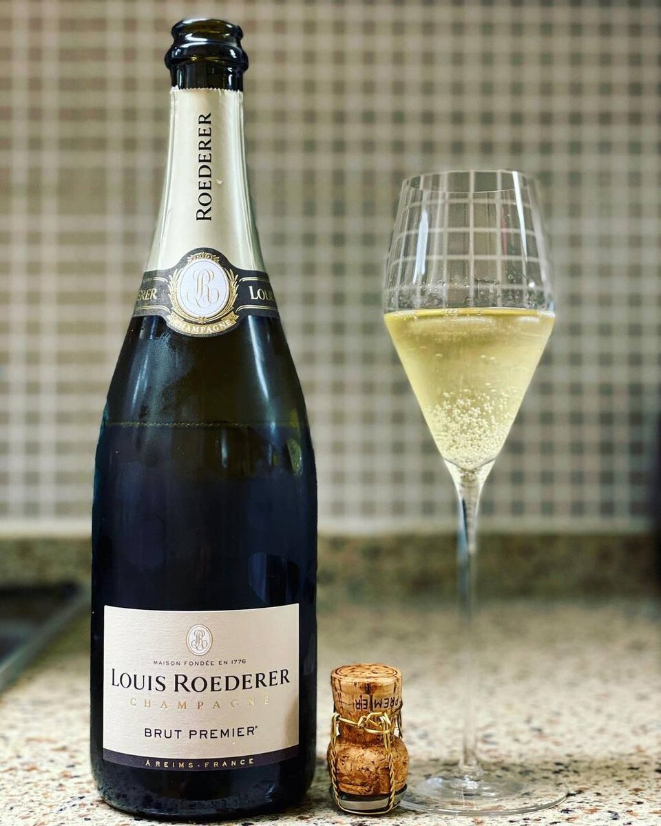🥂Philippe Gonet Signature Blanc de Blancs NV Double Magnum 4,0 Мёд, печенье, лимон, имбирь, немного горчит, неброская кислотность, тактильность.
⠀
🥂Louis Roederer Brut Premier 4,1
Колодезная вода, булочки, металл, корная кислотность, хорошее тело, лимонный тарт.
⠀
🥂Bereche Brut Reserve
Золотой цвет, что говорит о том, что добавлено много резервного вина, тонко,  элегантный фрукт, айва, экзотика, личи, каалы, медовость, цветочность, гармония.
⠀
🥂Mouzon-Leroux L’Ascendant Solera
60% Пино Нуар, 40% Шардоне
Минералка, шоколад, айва, мёдоносы, лимон, йод тонко, леденцы, но не дешёвые, округло и долго, очень сложное вино
Ascendant переводится как «восхождение».
⠀
🥂Christophe Mignon ADN de Meunier Brut Nature
100% Менье
Груша, яблочный бочок, немного горчинка, леденец, булочки, сладость, масло, мёд, с травянистыми нотами, сливочные вафли.
⠀
🥂Saint Germain de Crayes Milissime 2012
Шардоне 100%
Бриоши, ваниль, очень сладкий нос, неглубоко, но приятно, медоносы.
⠀
🥂Roger Coulon L’Hommee Premier Cru
60% Шардоне, 35% Менье, 5% Пино Нуар
Вино полное, кондитерский магазин, мороженое ванильное, в то же время свежее, но объемное, характерное, во вкусе баланс и гармония, сочность и спелость, очень вкусно!
Дозаж 3 гр/л.
⠀
🥂Andre Beaufort Reserve Grand Cru
100% Пино Нуар
Мускульное вино, очень нетипичное и необычное. Растительное масло с малосольными огурцами, хлебные ноты, полнотелое. На любителя)
⠀
🥂Olivier Horiot Seve Blanc de Noirs 2014
100% Пино Нуар
Когда не знаешь чем пахнет, не можешь объять и определить отдельные ароматы, это означает, для меня, сверкомплексность и серьезность, что гамма ароматов не распадается на отдельные элементы, а сплелась в единую массу многоголосьев, и это восхищает.
Кондитерское масло, бриоши, мёд, но этого так недостаточно, чтобы отразить палитру эмоций, что даёт вино. Будто во сне… Seve-сон по-французски…
Из деревеньки Riceys, подстил глина и киммериджский известняк!
⠀
🥂Guy Mea La Saignee de Bouzy Extra Brut
100% Пино Нуар
Малина, калина, небольшой танин, специи, мощь.