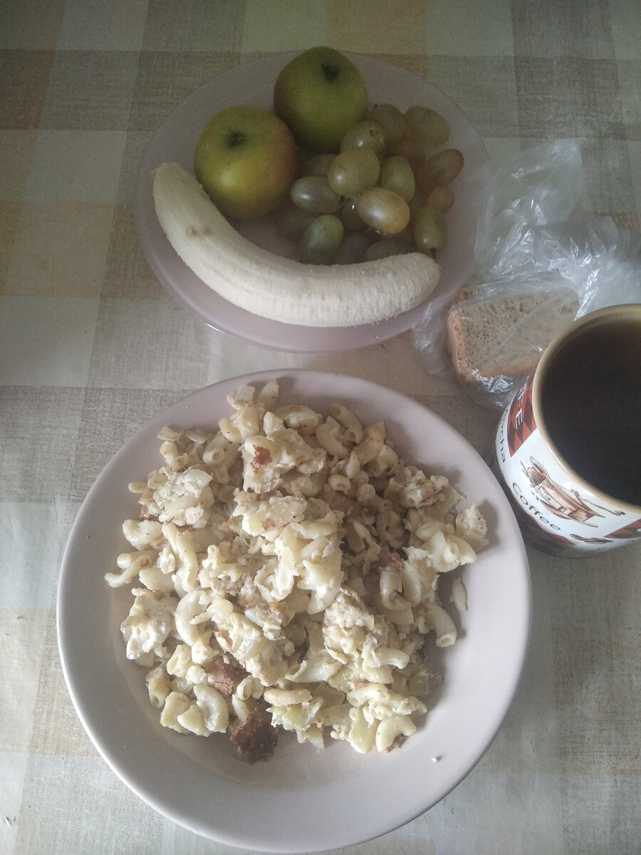 На обедозавтрак макароны с яйцом, чай, фрукты