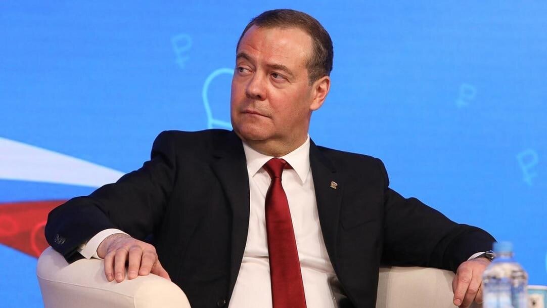 Всегда грозить. Медведев 2008. Медведев в Крыму.
