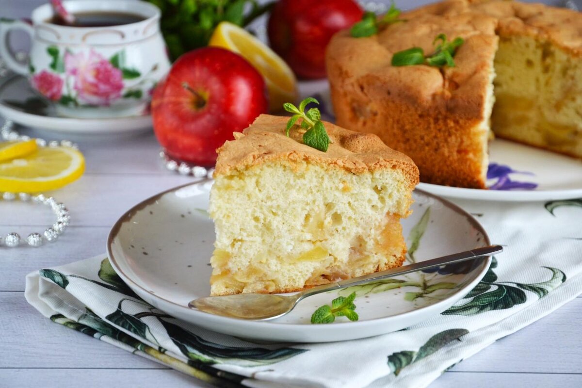 Шарлотка простая и быстрая. Шарлотка пышная с яблоками. Шарлотка фото. Вкусная шарлотка с яблоками пышная. Шарлотка пышная с яблоками в духовке.