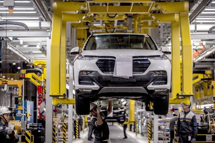 Вьетнамцы собирают автомобили национальной марки VinFast (Иллюстрация Yen Duong/Bloomberg)