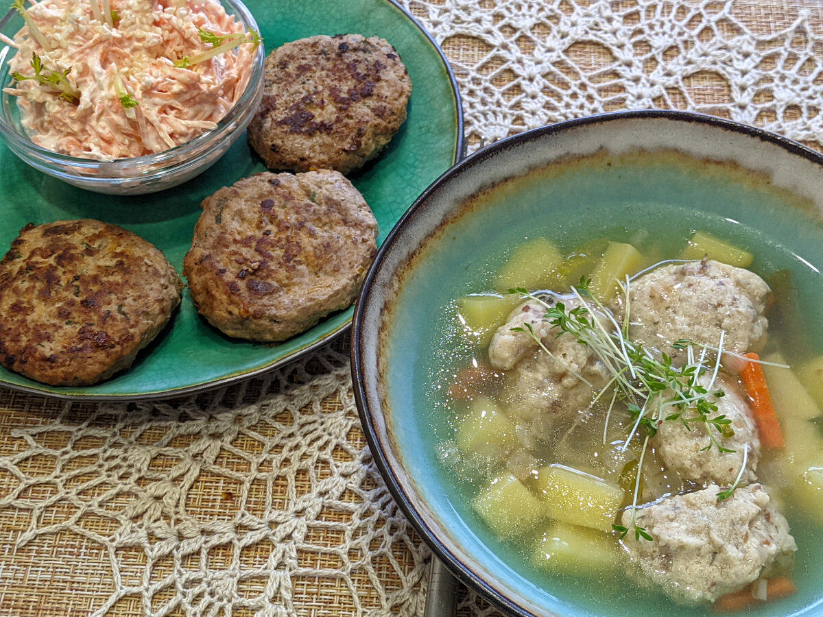 Суп с овощами и фрикадельками, котлеты свино-говяжьи с тыквой 🤭, морковь со сметаной