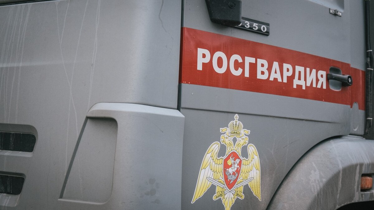     Жители Тюмени сообщают о вооруженных нарядах силовиков, ГИБДД, сотрудников полиции и Росгвардии, дежурящих на трассах на выездах из города. По словам горожан, рейды ведутся на регулярной основе на протяжении уже нескольких недель.