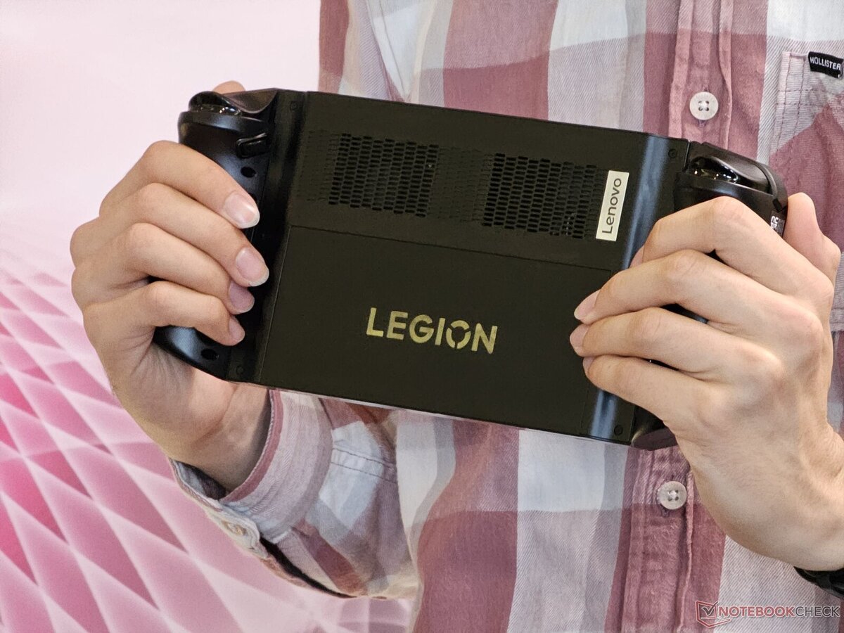 Legion go портативная. Legion go. Lenovo Legion go чехол. Legion go разбор. Lenovo Legion go без джойстиков в руках.