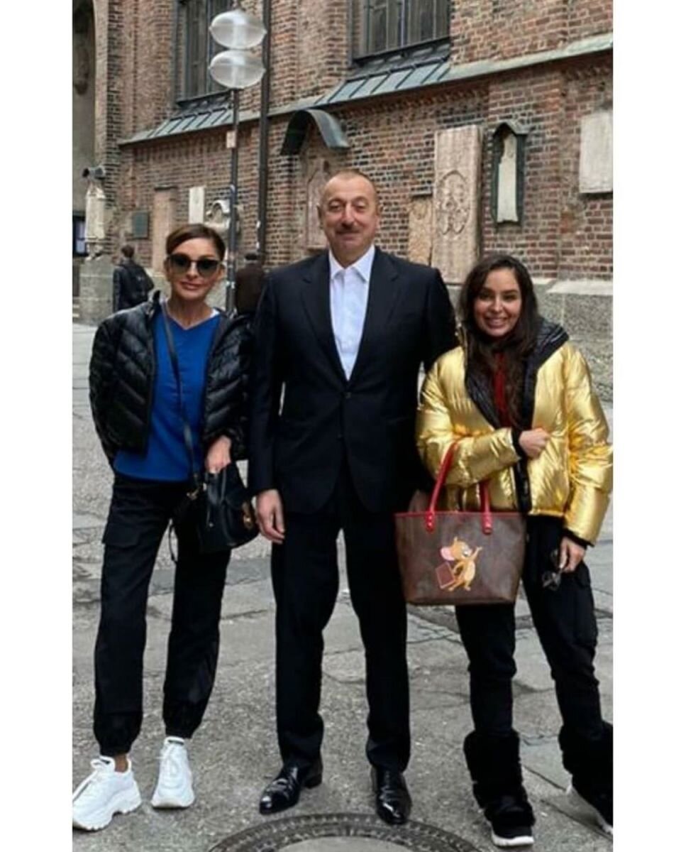 Известная азербайджанская журналистка Нурлана Халил сделала запись в соцсетях, отметив, что пока народ Азербайджана живет в нищете, семья президента Ильхама Алиева продолжает обворовывать казну...-3