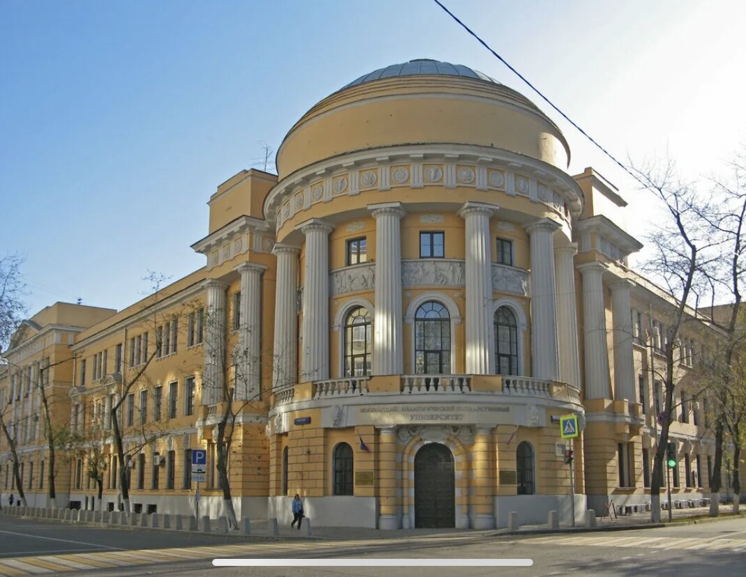 Вот это и есть знаменитый корпус на Пироговке. Прям обещает тайны, правда?