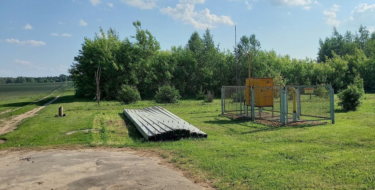 Хорошо, что кошу вокгруг газа - быдо где складировать новые опоры ЛЭП без опаски, что "умыкнут" :)))