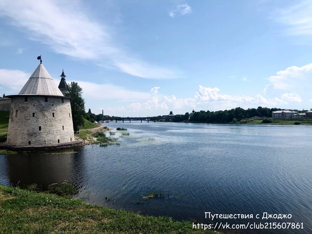 Вид на Плоскую башню Псковского Крома